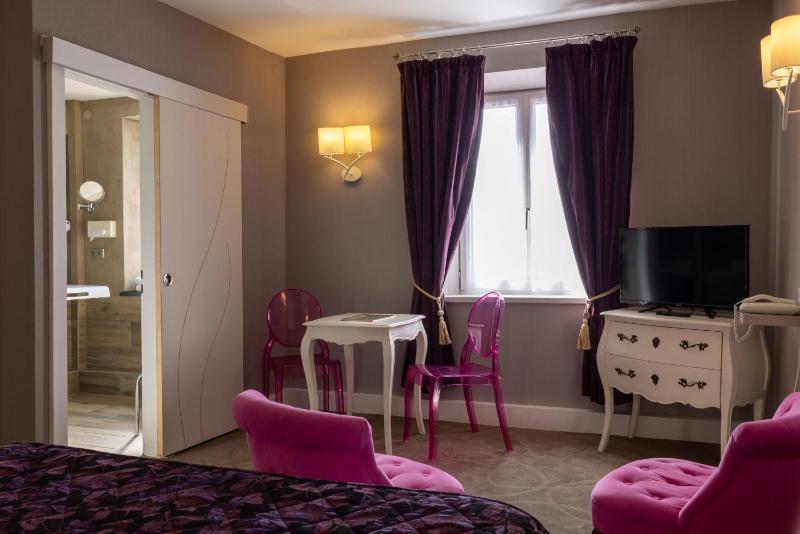 Classic Double Room image 1
