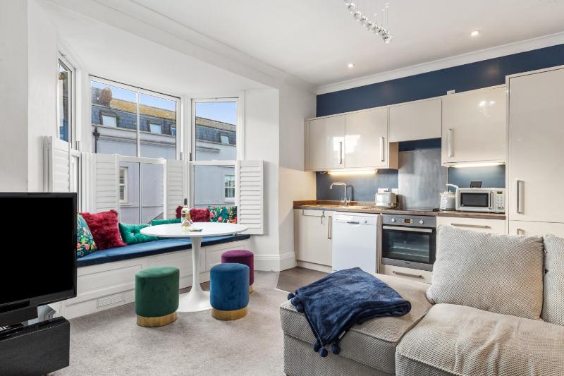 Caldey Bay Apartment - Lovely Sea Views - image 1