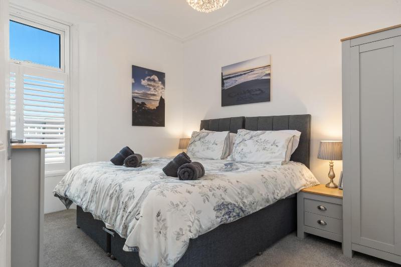 Caldey Bay Apartment - Lovely Sea Views - image 13