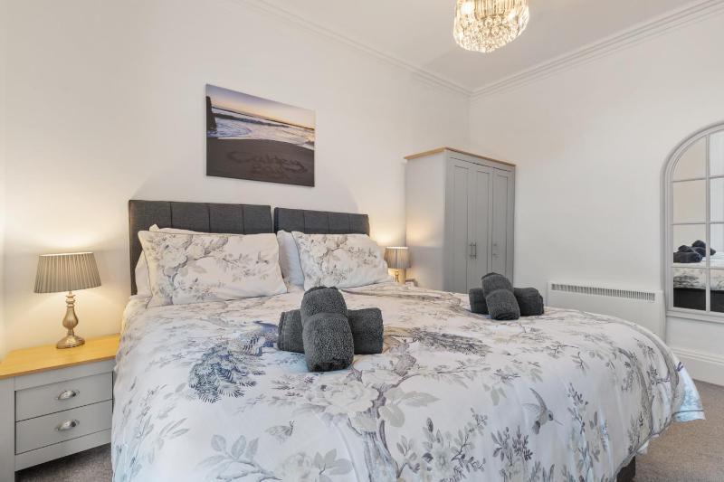 Caldey Bay Apartment - Lovely Sea Views - image 19