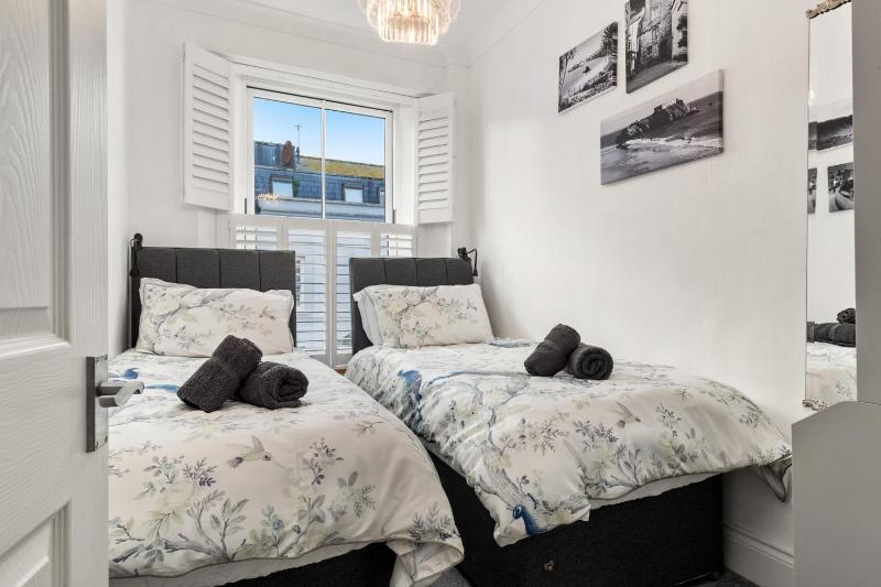 Caldey Bay Apartment - Lovely Sea Views - image 15