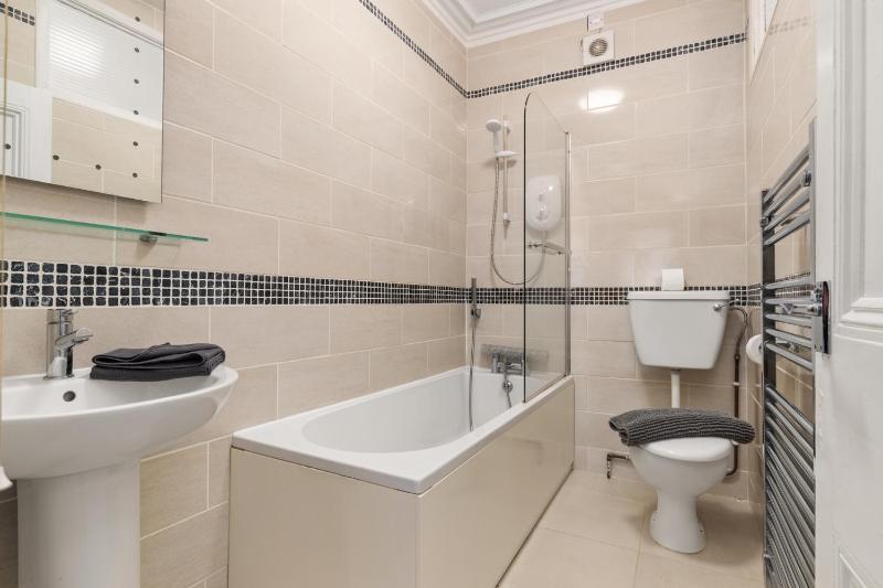 Caldey Bay Apartment - Lovely Sea Views - image 21