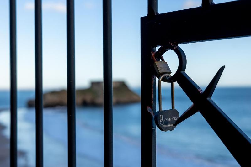Caldey Bay Apartment - Lovely Sea Views - image 12