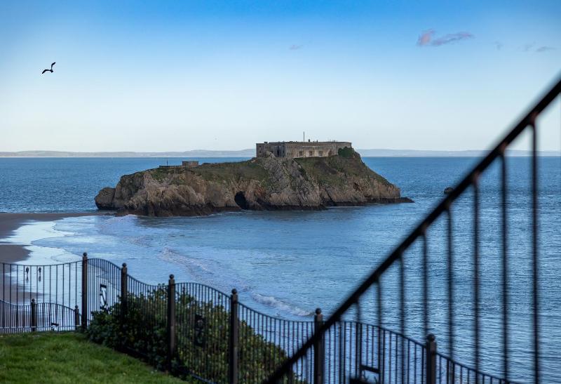 Caldey Bay Apartment - Lovely Sea Views - image 9