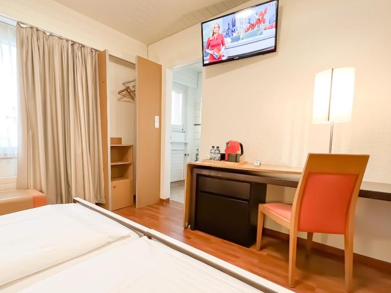 Double Room image 4