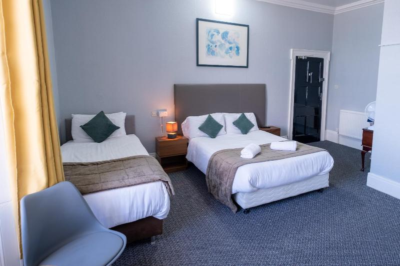 Twin Room image 3