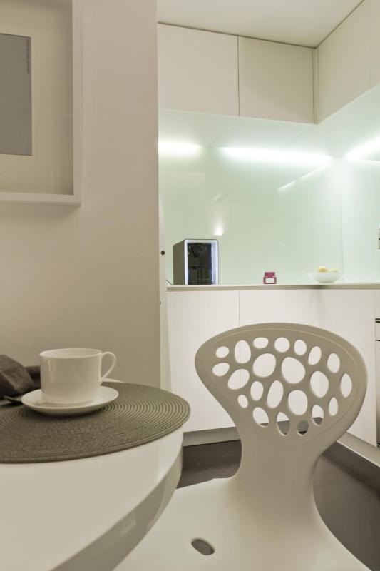 One-Bedroom Apartment - Split Level image 4