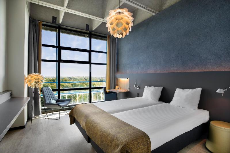 Superior Twin Room image 4