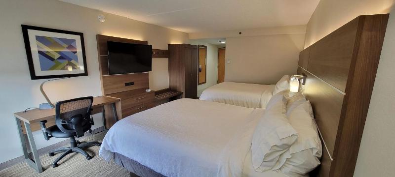 Standard Queen Room with Two Queen Beds image 4