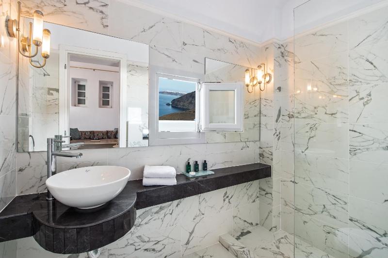 Royal Suite with Outdoor Hot Tub and Caldera View image 4