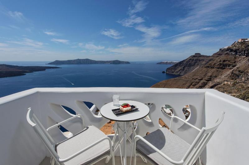 Royal Suite with Outdoor Hot Tub and Caldera View image 3