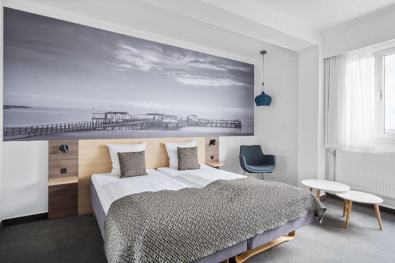Standard Twin Room image 1