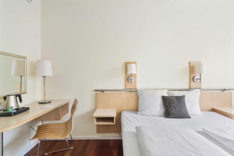 Standard Queen Room image 3