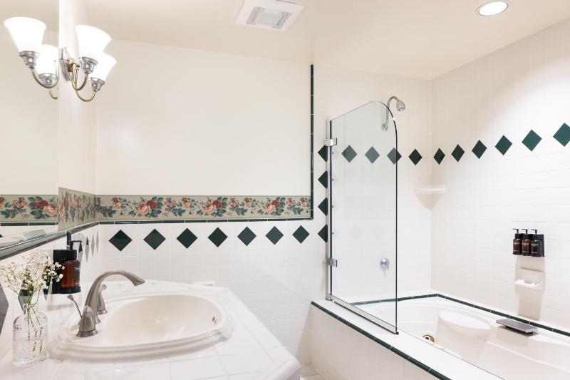 Queen Suite with Spa Bath image 3