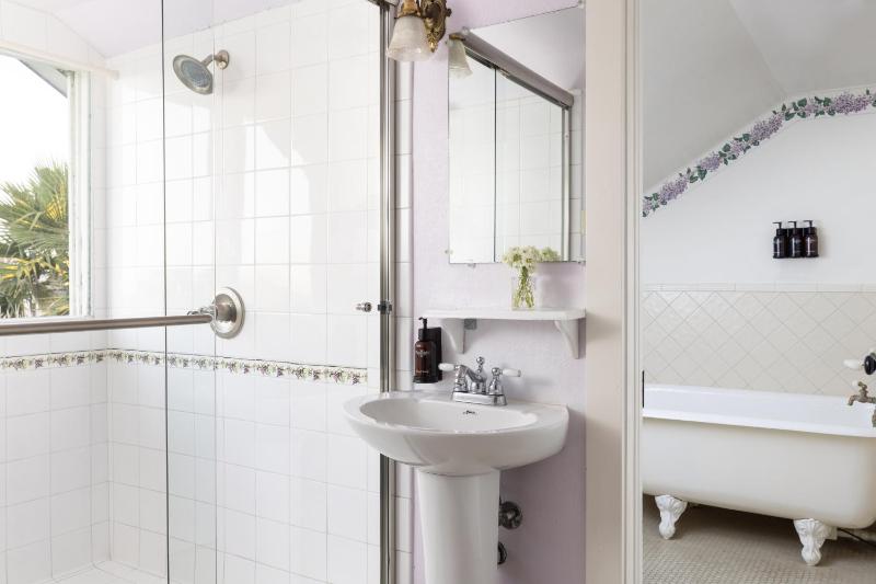 Queen Suite with Sea View image 2