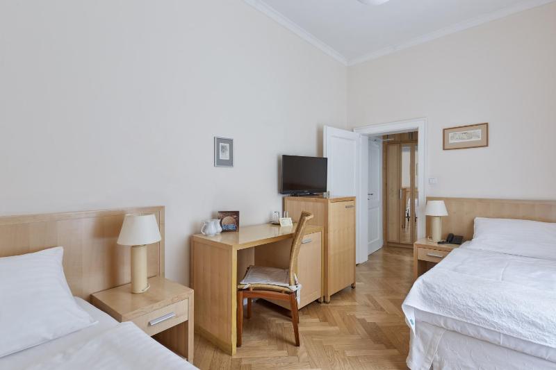 Economy Twin Room image 4