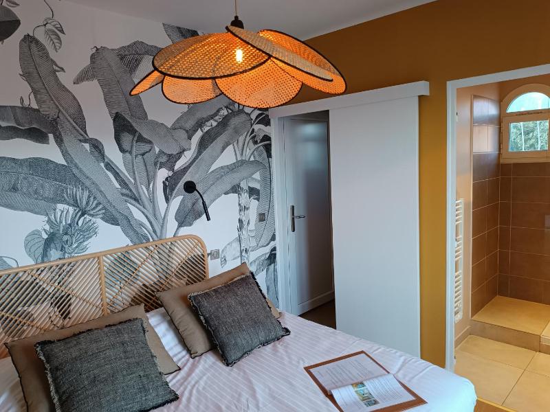 Double Room with Balcony and Sea View image 3
