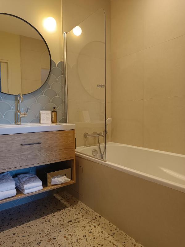 Deluxe Double Room image 2