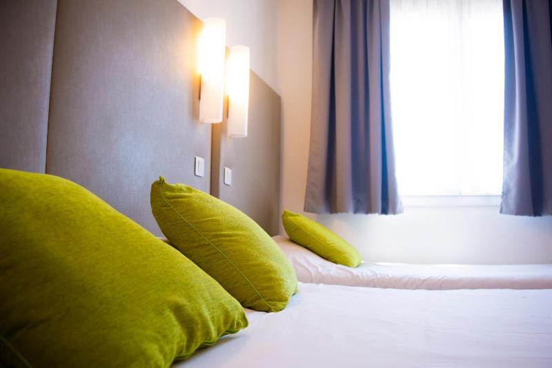 Triple Room with Double Bed image 1