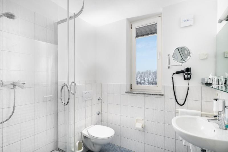 Double or Twin Room image 4