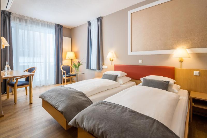 Double or Twin Room image 3