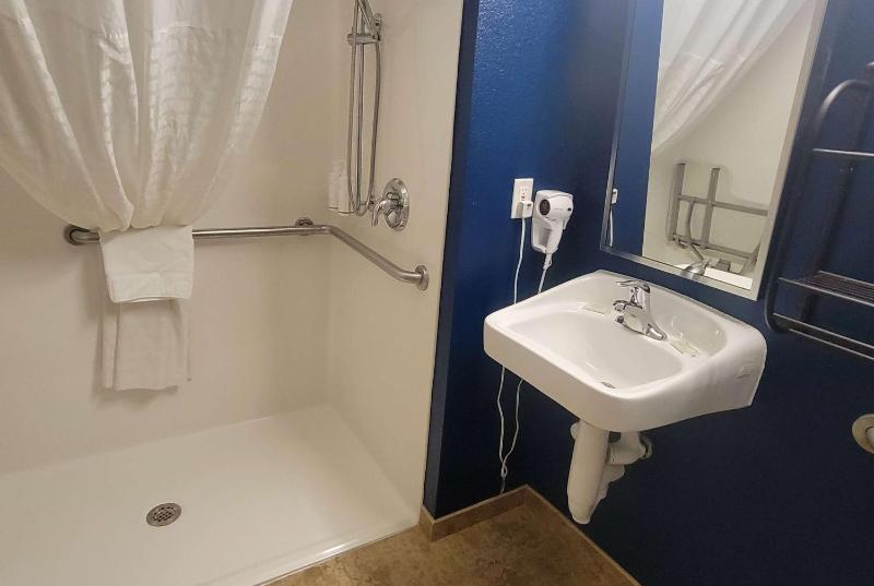 Deluxe Queen Room with Two Queen Beds - Disability Access - Non-Smoking image 4
