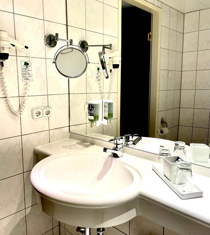 Standard Single Room image 4