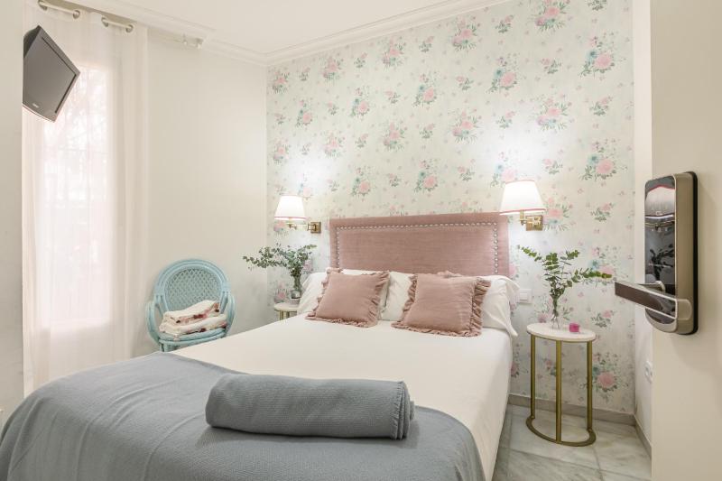 Budget Double Room image 4