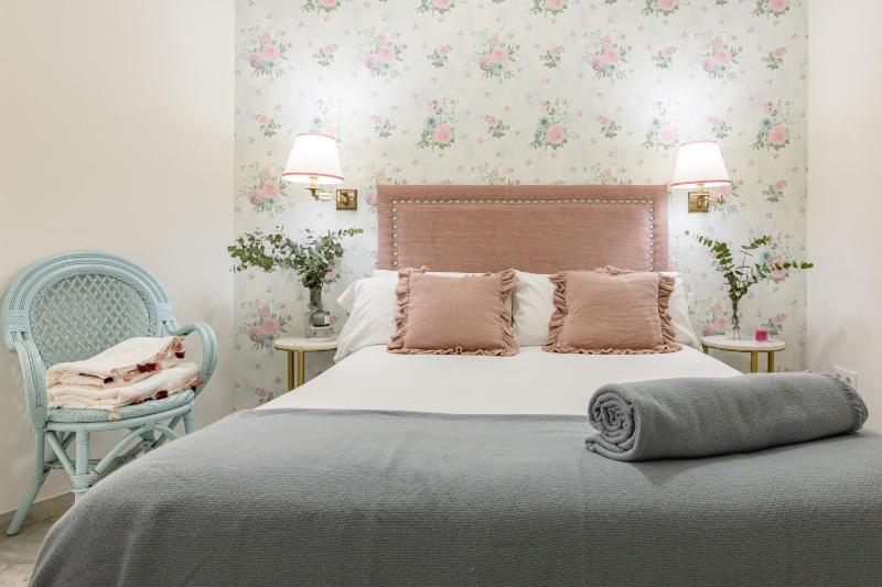 Budget Double Room image 3