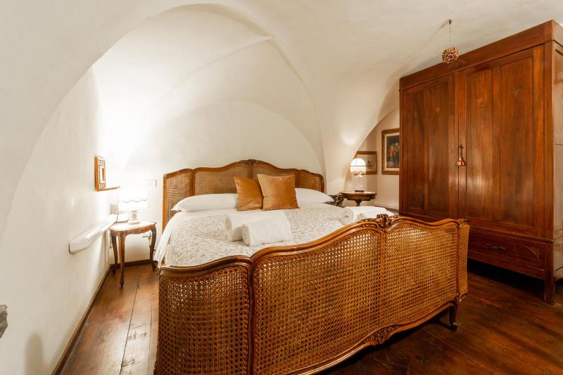 The paintress home with private patio - image 5