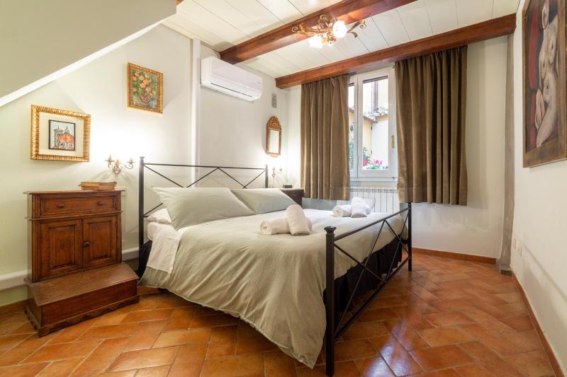 The paintress home with private patio - image 3