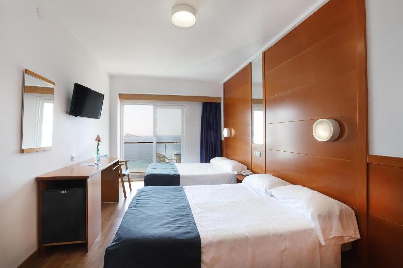 Double or Twin Room with Sea View image 3