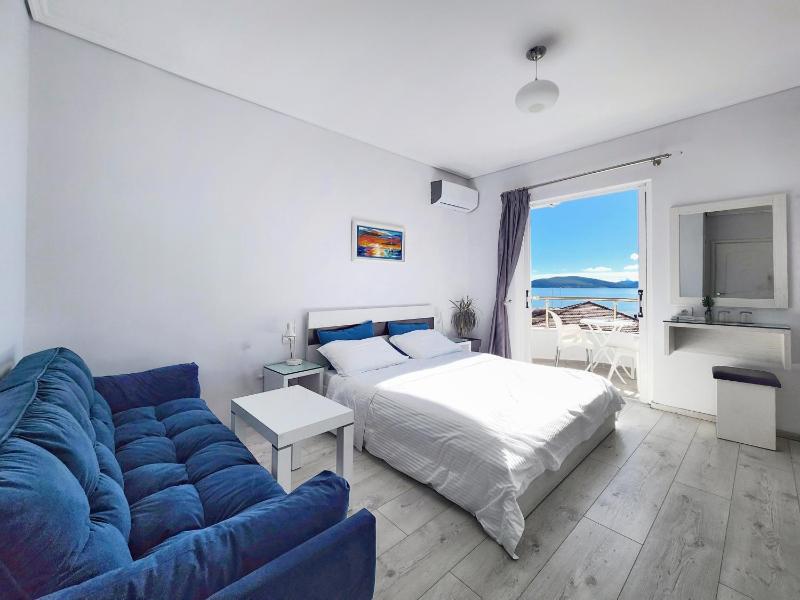 Family Room with Balcony and Sea View image 4