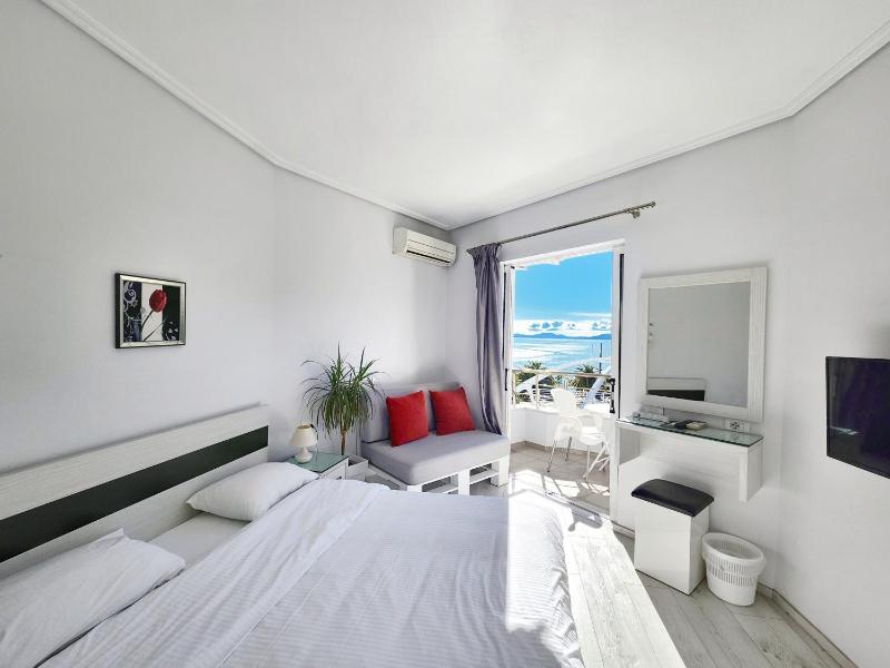 Double Room with Sea View image 3