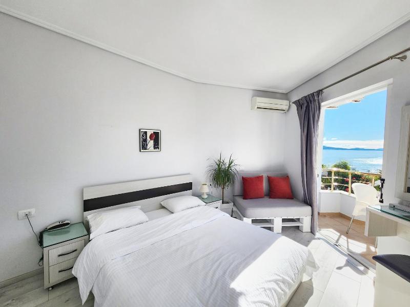 Double Room with Sea View image 1