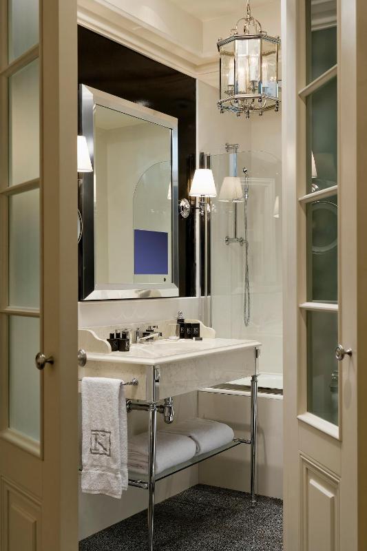 Executive Room (King bed or Twin & bath) image 3