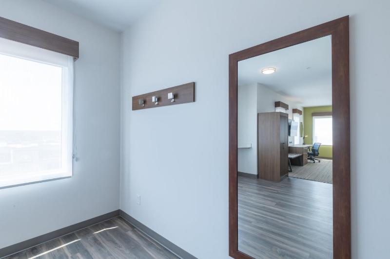 Standard King Room image 4