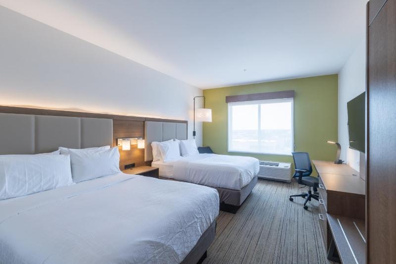 Standard Queen Room with Two Queen Beds image 2