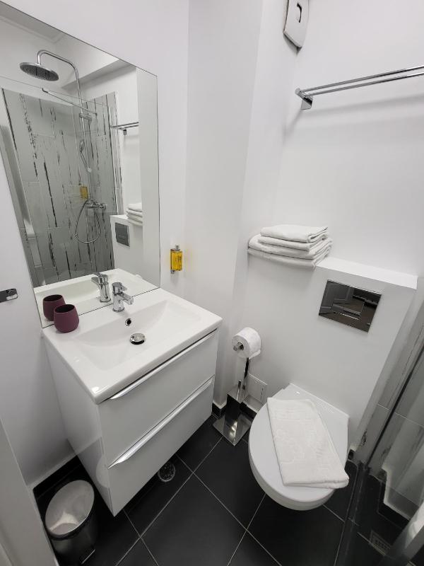 Classic Double Room image 4
