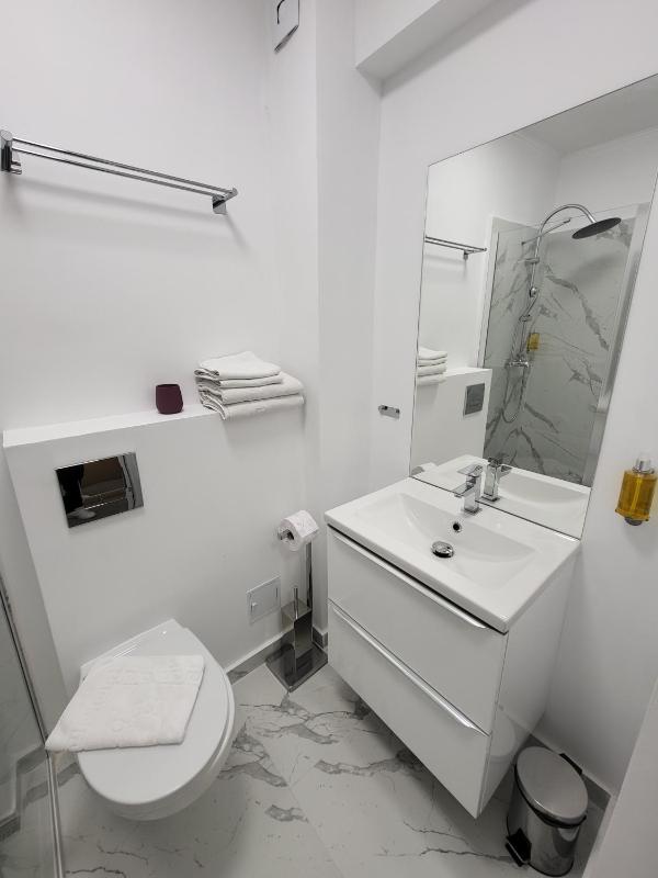 Twin Room image 3
