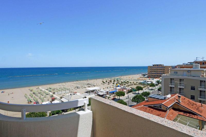 Quadruple Room with Sea View image 3