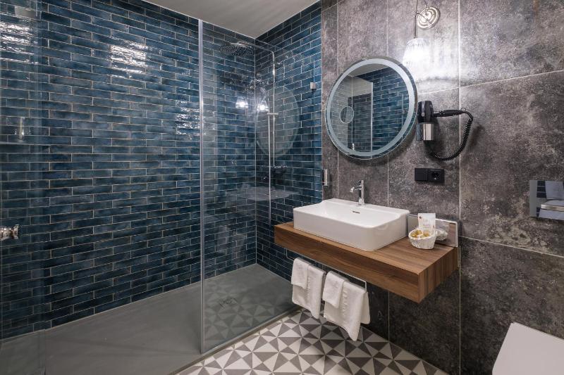 Grand Deluxe Double Room with Balcony image 4
