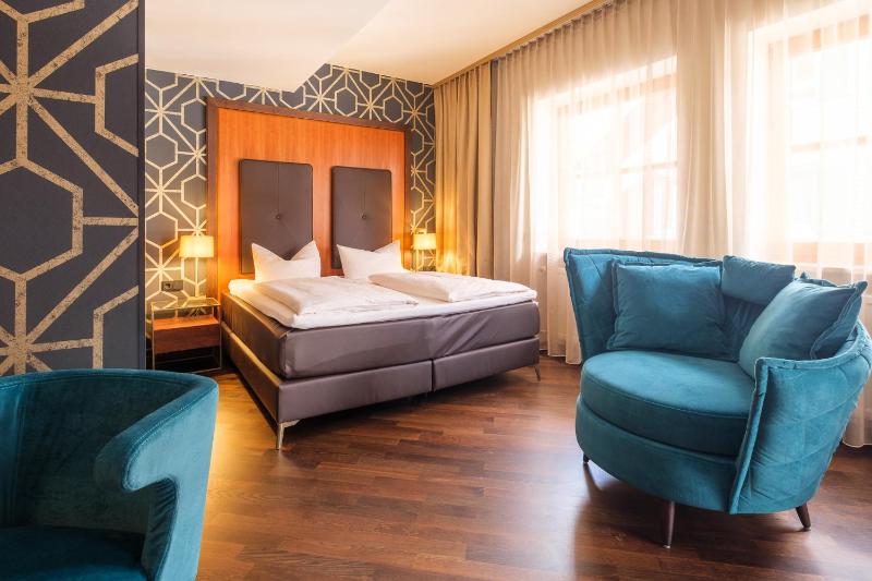 Grand Deluxe Double Room with Balcony image 3
