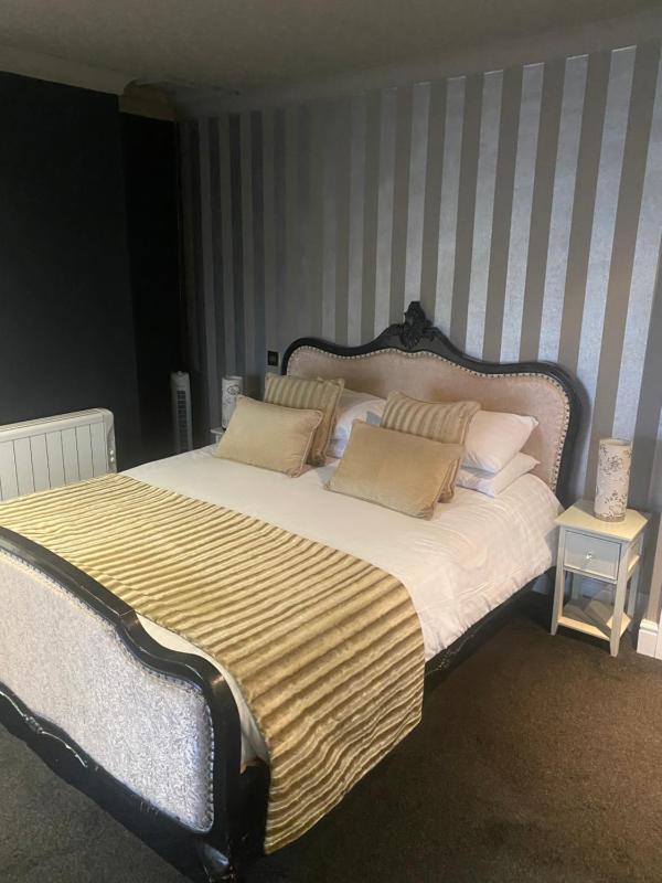 Deluxe King Room image 3