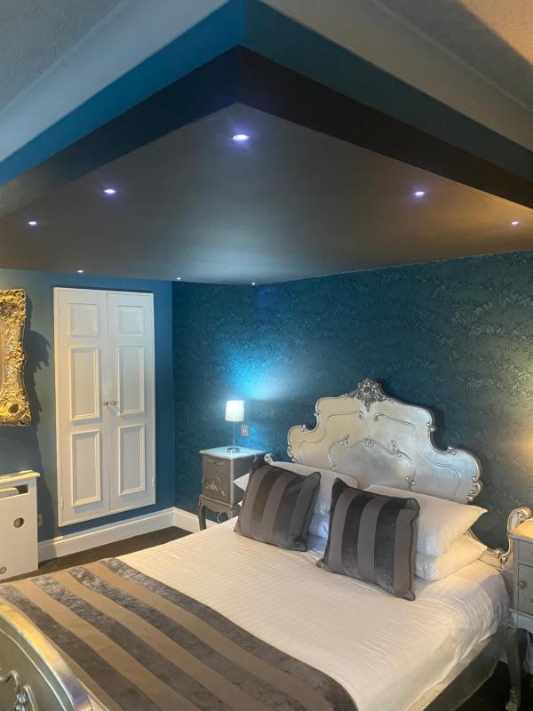 Deluxe King Room image 1