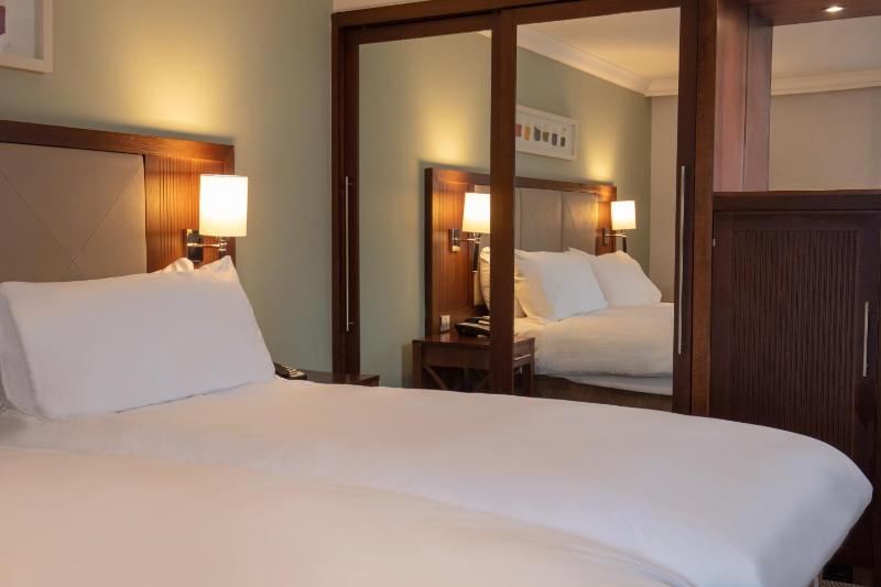 Classic Twin Room image 3