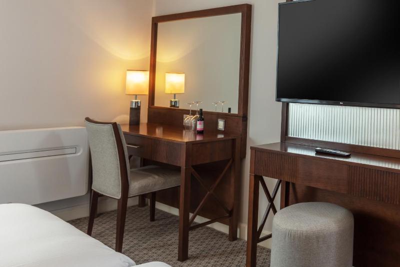 Superior Twin Room image 3