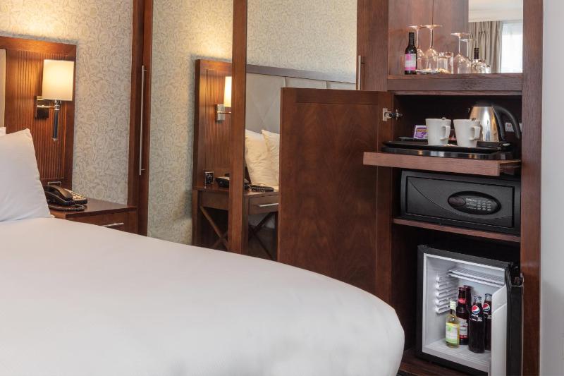 Superior King Room image 3