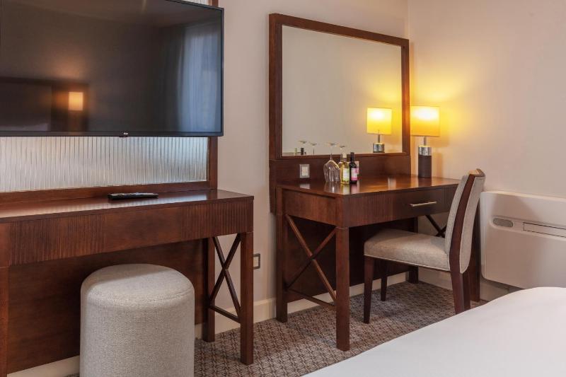 Superior King Room image 2