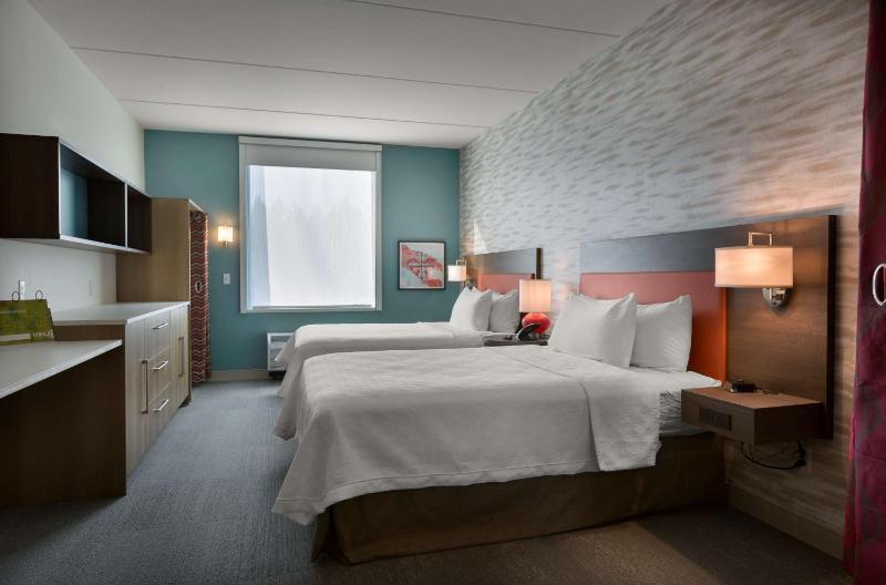 Queen Studio with Two Queen Beds - Non-Smoking image 3